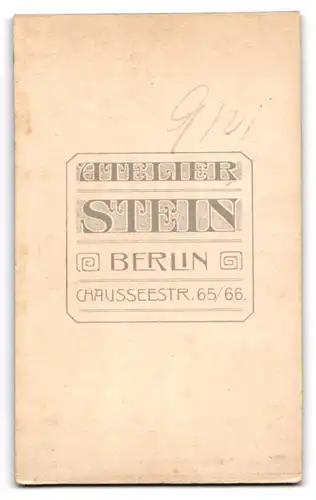 Fotografie Wilhelm Stein, Berlin, Chaussee Str. 65 /66, Junge Frau im eleganten Kleid mit hochgesteckten Haaren