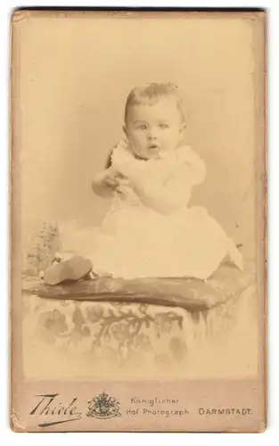 Fotografie Hugo Thiele, Darmstadt, Wilhelminen-Str. 6, Junges Mädchen im weissen Kleid auf einem Sitzkissen