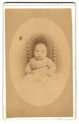 Fotografie Julius Nary, Bernburg, Langestrasse 23, Baby mit geknöpftem Kleid auf einem Stuhl