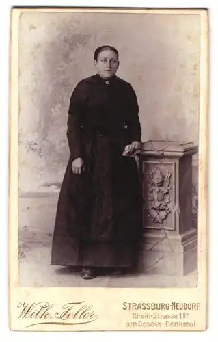 Fotografie Wilh. Teller, Strassburg-Neudorf, Rhein-Strasse 11a, Dame im schwarzen Kleid mit einer Rose in der Hand