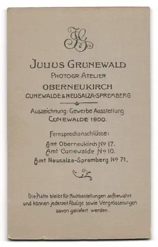 Fotografie Julius Grunewald, Oberneukirch, Junge Dame im Hochzeitskleid mit Band im Haar