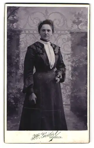 Fotografie J. O. Geilert, Döbeln, Schiesshausstr. 15, Junge Dame mit elegantem Kleid mit Zierkragen und einer Brosche