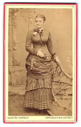 Fotografie Gustav Karsch, Dresden-Neustadt, Grosse Meissenerstrasse 17, Junge Frau im eleganten Kleid und Kreuzkette