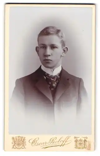 Fotografie Oscar Roloff, Berlin S.W., Jerusalemer-Str. 59, Bürgerlicher Knabe mit adrettem Seitenscheitel und Krawatte