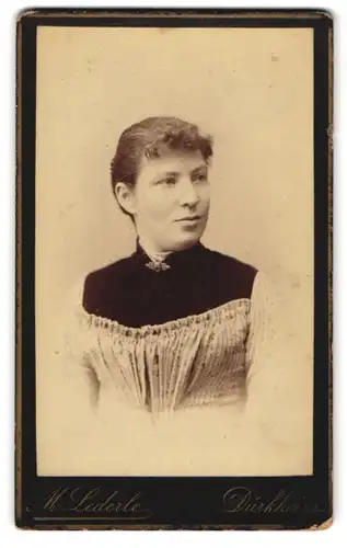 Fotografie M. Lederle, Dürkheim, Gaustrasse 37, Bürgerliche Dame mit zurückgestecktem Haar und Brosche am Kragen