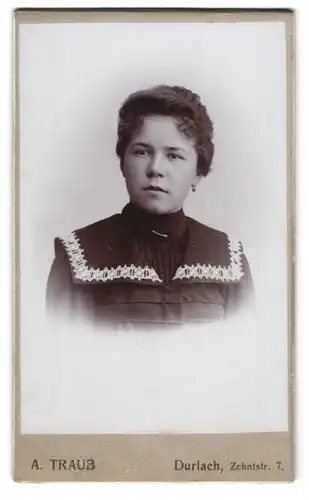 Fotografie A. Traub, Durlach, Zehntstr. 7, Junge Dame mit Zierkragen und Perlenohrringen