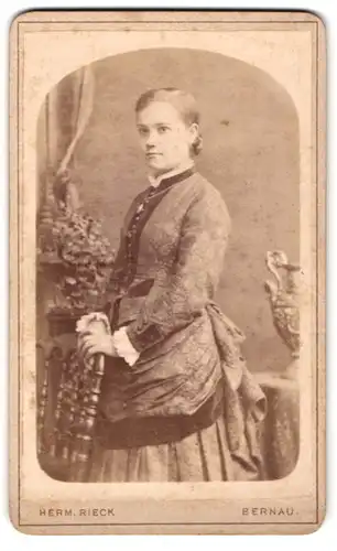 Fotografie Herm. Rieck, Bernau, Grün-Strasse 197, Bürgerliche Dame im eleganten Kleid mit einem Medaillon um den Hals