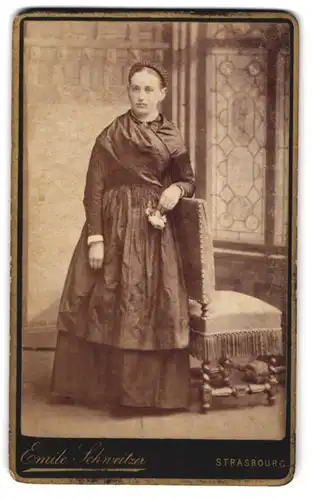 Fotografie Emile Schweitzer, Strasbourg, Place Kléber 7, Dame im eleganten Kleid mit aufwendig geflochtenem Haar