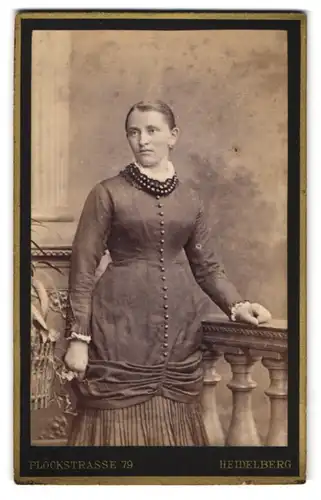 Fotografie Eduard Schultze, Heidelberg, Plöckstrasse 79, Junge Dame mit elegantem Kleid und auffälliger Kette