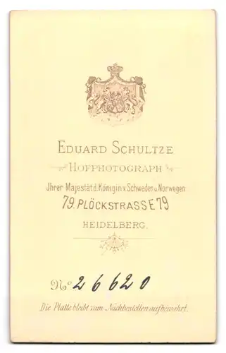 Fotografie Eduard Schultze, Heidelberg, Plöckstrasse 79, Junge Dame mit elegantem Kleid und auffälliger Kette