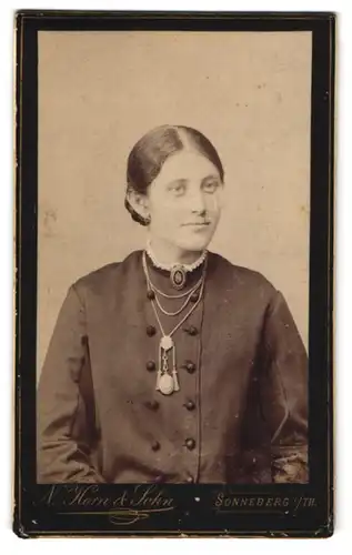 Fotografie N. Horn & Sohn, Sonneberg i. Th., Rosengasse 107, Junge Dame mit Brosche am Kragen und mehreren Ketten