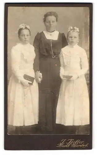Fotografie J. Hotter, Markt Oberdorf, Bahnhofplatz, Stolze Mutter mit ihren beiden Töchtern, jeweils eine Bibel haltend