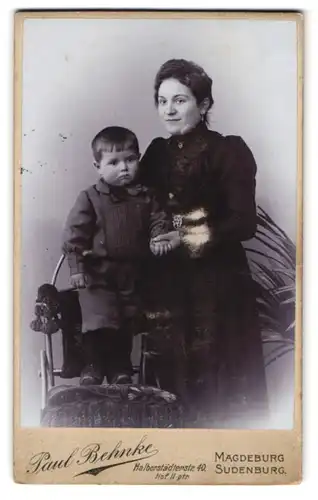 Fotografie Paul Behnke, Magdeburg-Sudenburg, Halberstädterstr. 40, Stolze Mutter mit ihrem kleinen Sohnemann
