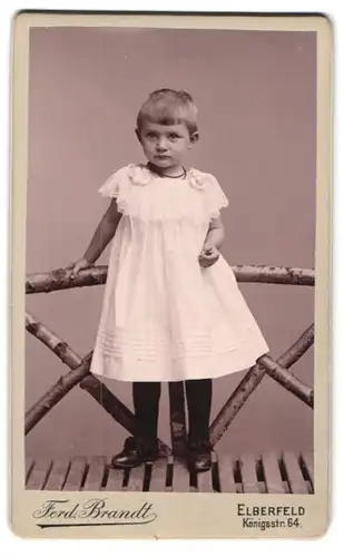 Fotografie Fer. Brandt, Elberfeld, Königsstr. 64, Kleines Mädchen mit kurzem Haar im weissen Kleid