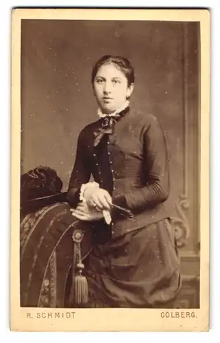 Fotografie R. Schmidt, Colberg, Promenade 4, Junge Dame in elegantem Kleid mit einem Fächer