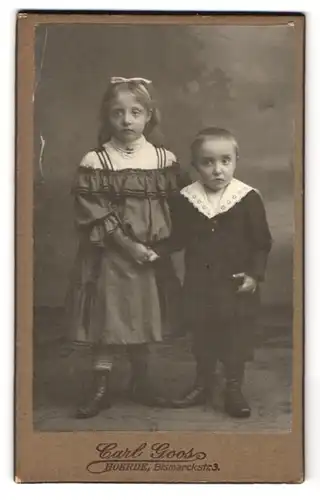 Fotografie Carl Goos, Hoerde, Bismarckstr. 3, Junges Mädchen mit einer Schleife im Haar mit ihrem kleinen Bruder