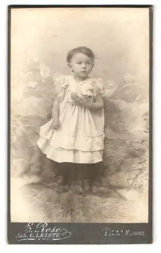 Fotografie E. Rose, Thale i. Harz, Junges Mädchen im weissen Kleid mit ihrem Kuscheltier
