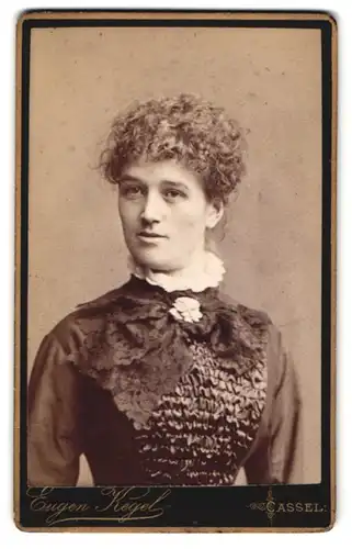 Fotografie Eugen Kegel, Cassel, Gr. Rosenstrasse 5, Bürgerliche Dame mit lockigem Haar und Rüschenkragen