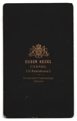 Fotografie Eugen Kegel, Cassel, Gr. Rosenstrasse 5, Bürgerliche Dame mit lockigem Haar und Rüschenkragen