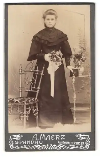 Fotografie A. Maerz, Spandau, Schönwalderstr. 89, Junge Dame mit einer Bibel und einem Blumenbouquet