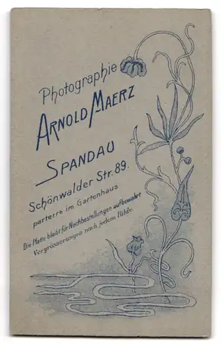 Fotografie A. Maerz, Spandau, Schönwalderstr. 89, Junge Dame mit einer Bibel und einem Blumenbouquet
