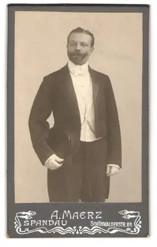 Fotografie A. Maerz, Spandau, Schönwalderstr. 89, Bürgerlicher Herr mit einem Hut unterm Arm und auffälligem Bart