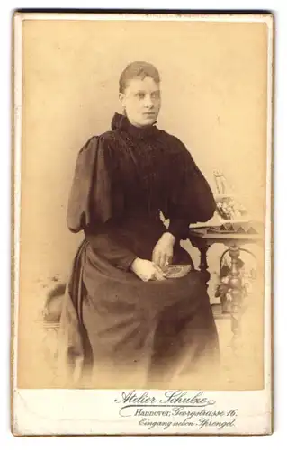 Fotografie Atelier Schulze, Hannover, Georgstrasse 16, Bürgerliche Frau in elegantem schwarzen Kleid mit Puffärmeln