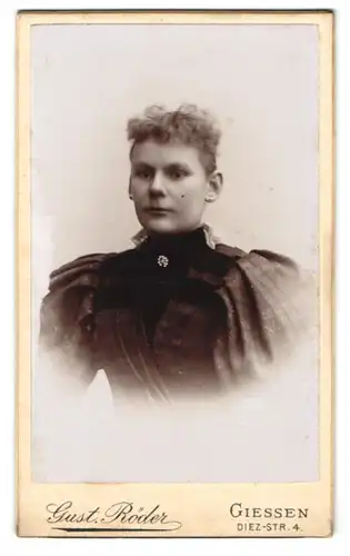 Fotografie Gust. Röder, Giessen, Diez-Str. 4, Junge Frau mit puffärmeligem Kleid und unbändigem Haar