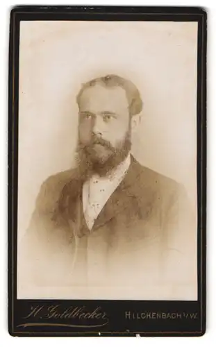 Fotografie H. Goldbeck, Hilchenbach i. W., Bürgerlicher Mann mit gemusterter Krawatte und Vollbart