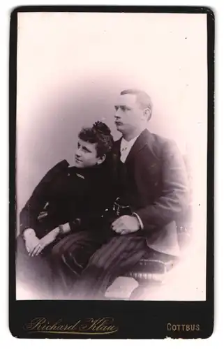 Fotografie Richard Klau, Cottbus, Kaiser Friedrich-Str. 86, Junges, elegantes Ehepaar, sie lehnt an seiner Schulter