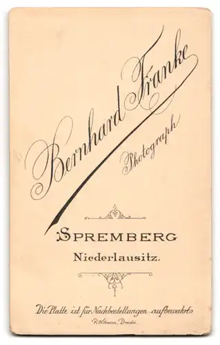 Fotografie Bernh. Franke, Spremberg, Junges Ehepaar, sie mit einer Brosche, er mit gezwirbeltem Schnurrbart