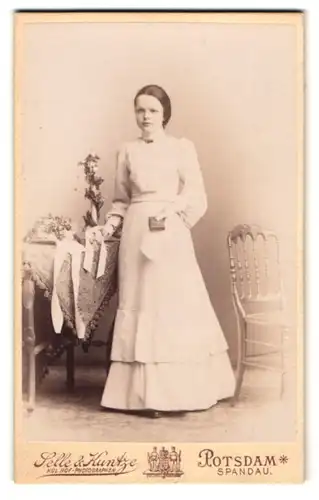 Fotografie Selle & Kuntze, Potsdam, Schwertfeger-Str. 14, Junge Dame im eleganten weissen Kleid mit einer Taschenbibel