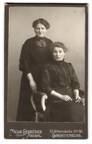 Fotografie Jacob Gebrüder, Charlottenburg, Wilmersdorfer Str. 56, Zwei Schwestern in eleganten Kleidern