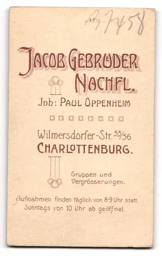 Fotografie Jacob Gebrüder, Charlottenburg, Wilmersdorfer-Str.55 /56, Kleines Kind mit seinen Spielzeugen