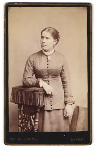 Fotografie Chr. Herkommer, Landau i. Pf., Königsstr. 32, Junge Dame mit mit streng zurückgesteckter Frisur und Medaillon