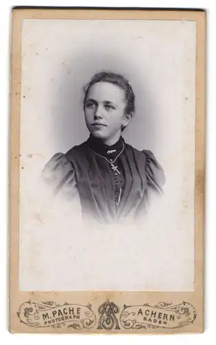 Fotografie M. Pache, Achern /Baden, Junges Mädchen mit einem Kleid mit Puffärmeln und einer Kreuzkette