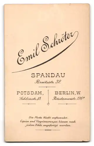 Fotografie Emil Schröter, Spandau, Breitestr. 32, Junge Dame mit einem eleganten weissen Kleid und Zierbrosche