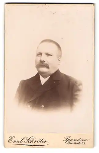Fotografie Emil Schröter, Spandau, Breitestr. 32, Bürgerlicheer Mann mit kurzen Haaren und dickem Schnurrbart