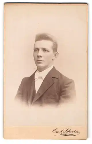 Fotografie Emil Schröter, Spandau, Breitestr. 32, Junger Mann mit schwarzem Sakko und weisser Fliege
