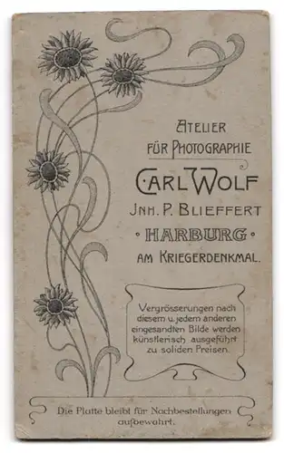 Fotografie Carl Wolf, Harburg, Am Kriegerdenkmal, Mutter auf einem Stuhl mit ihren beiden Kindern