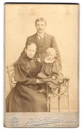 Fotografie Friedr. Haack, Jena, Junge Eltern mit ihrem kleinen Tochter, in adretter Aufmachung