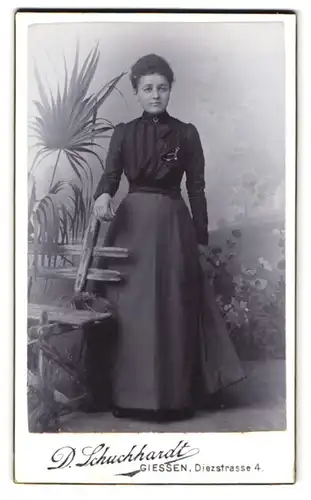 Fotografie D. Schuchhardt, Giessen, Diezstrasse 4, Bürgerliche Frau in elegantem schwarzen Kleid und hochgestecktem Haar
