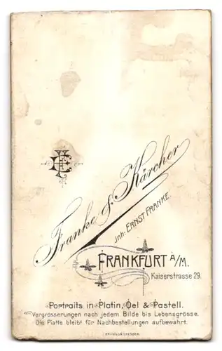 Fotografie Franke & Kärcher, Frankfurt a. M., Kaiserstrasse 29, Pausbäckiges Baby im weissen Oberteil auf einem Pelz