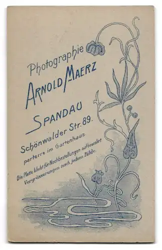 Fotografie A. Maerz, Spandau, Schönwalderstr. 89, Junge Frau mit eleganter Kette, einem Buch und Blumen