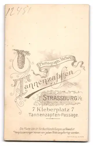 Fotografie Tannenzapfen, Strassburg i. E., Kleberplatz 7, Junges Paar in modischer Kleidung