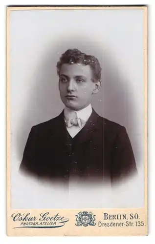 Fotografie Oskar Goetze, Berlin, Dresdener-Str. 135, Junger Herr im Anzug mit Fliege