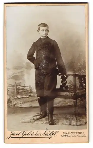 Fotografie Jacob Gebrüder Nachfl., Charlottenburg, Wilmersdorferstr. 56, Halbwüchsiger Knabe in modischer Kleidung