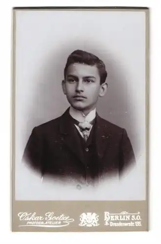 Fotografie Oskar Goetze, Berlin, Dresdenerstr. 135, Junger Herr im Anzug mit Krawatte