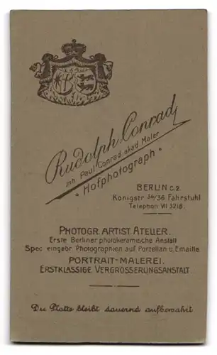 Fotografie Rudolph Conrad, Berlin, Königstr. 34-36, Elegant gekleideter Herr mit Oberlippenbart