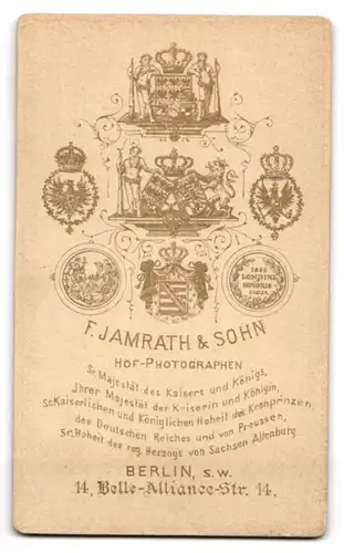 Fotografie F. Jamrath & Sohn, Berlin, Belle-Alliance-Str. 14, Bürgerliche Dame mit Kragenbrosche